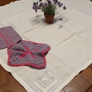 Vtg. 32" X 34"linen runner,plus 2 crocheted potholders.(plant not included)